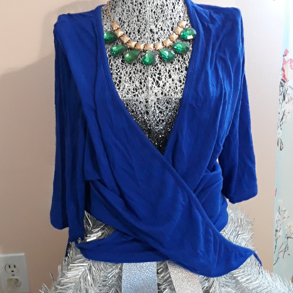 5 tops! Blue. Green. Red. Black & White